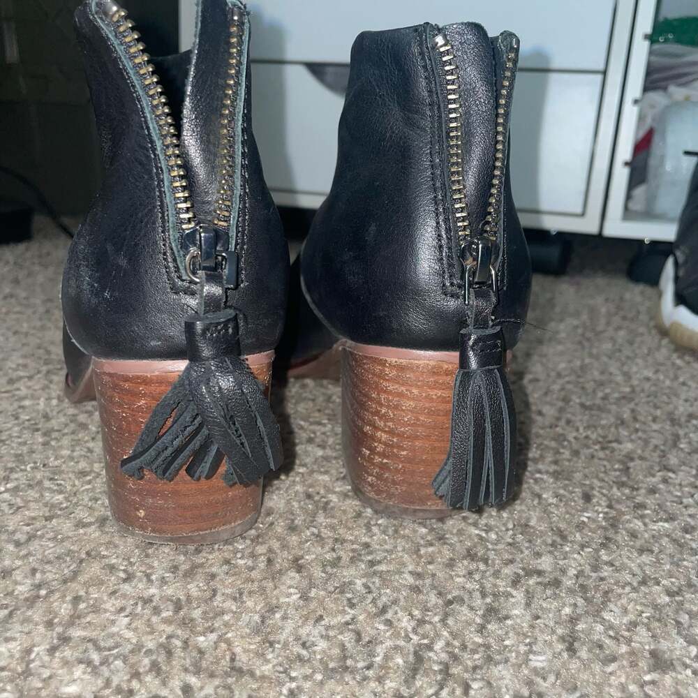 TOMS Leila Black Full Grain Leather Ankle Booties with Rear Tassel Zip Size W7 - Picture 2 of 7